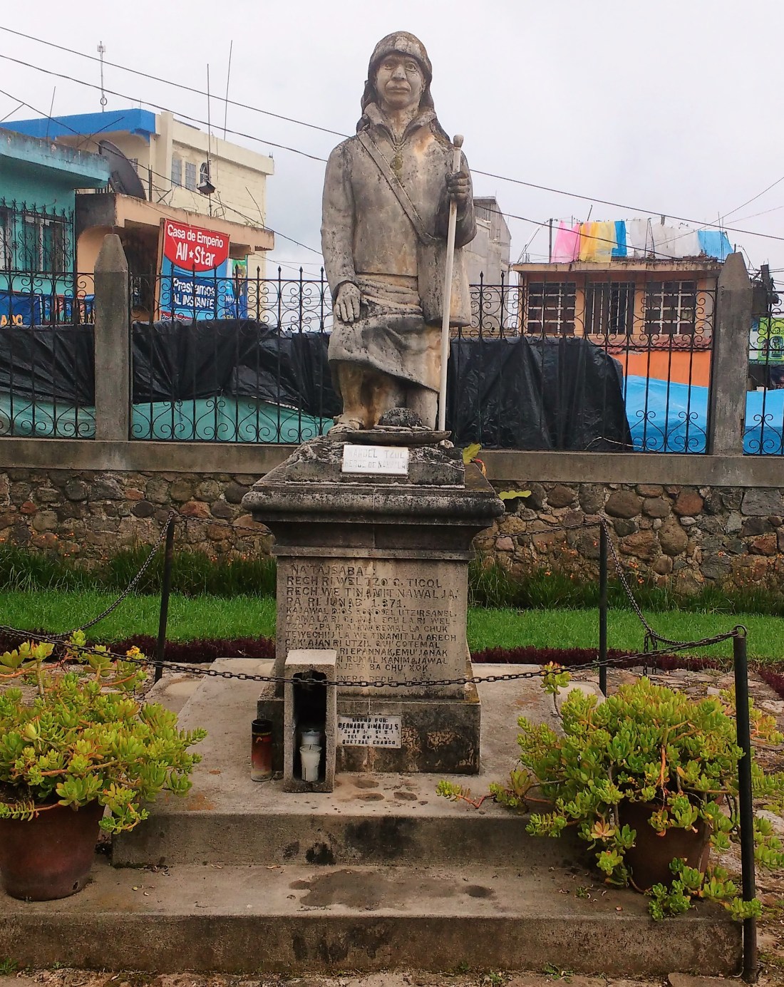 Estatua a Manuel Tzoc, héroe local, que logró el reconocimiento de Nahualá como municipio independiente de Santa Catarina Ixtahuacán entre 1862 y 1872, y quien, según la creencia actual, todavía protege al pueblo de manera sobrenatural. Foto Popol Mayab 2017.